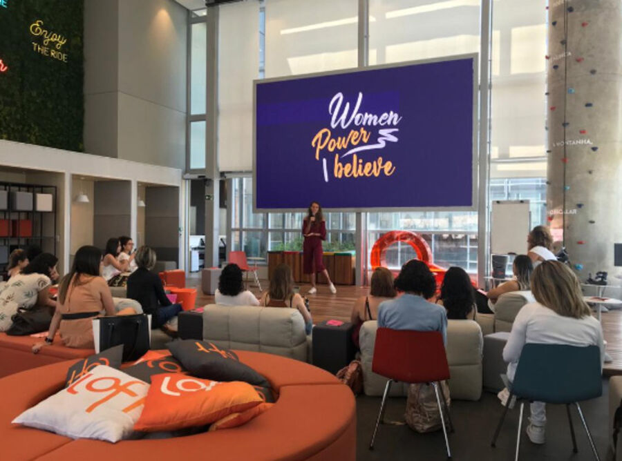 Encontro presencial da comunidade Women Leadership com plateia de mulheres